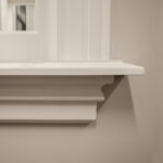 Witte vensterbank met muurdecoratie