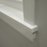 Close-up van witte houten vensterbank
