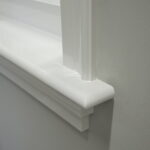 Geverfde witte houten raamkozijnhoek