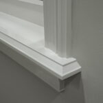 Witte houten schuin aflopende raamkozijn in close-up