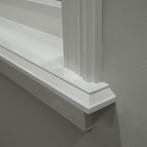 Witte vensterbank en muurhoek in detail