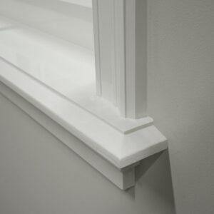 Witte vensterbank hoekdetail in interieur