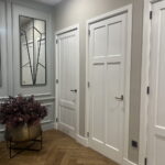 Kamer met witte deuren en houten vloer