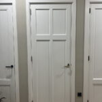 Witte paneeldeur met houten vloer