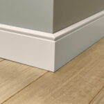 Houten vloer met witte plint