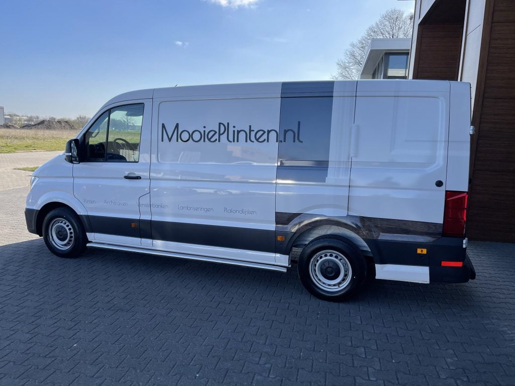 Witte bestelwagen met reclame MooiePlinten.nl