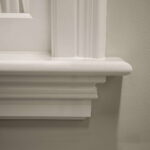 Detail wit geschilderde muur en lijstwerk