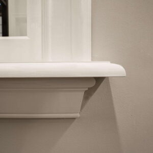 Houten vensterbank met witte afwerking